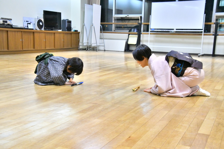 日本舞踊瑞鳳流のお稽古で先生に挨拶をする男の子の写真