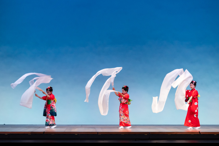 日本舞踊瑞鳳流の生徒が舞台で踊りを披露する様子