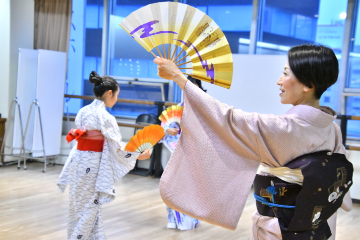 先生の指導のもと、扇子を使った踊りを習う日本舞踊瑞鳳流の生徒