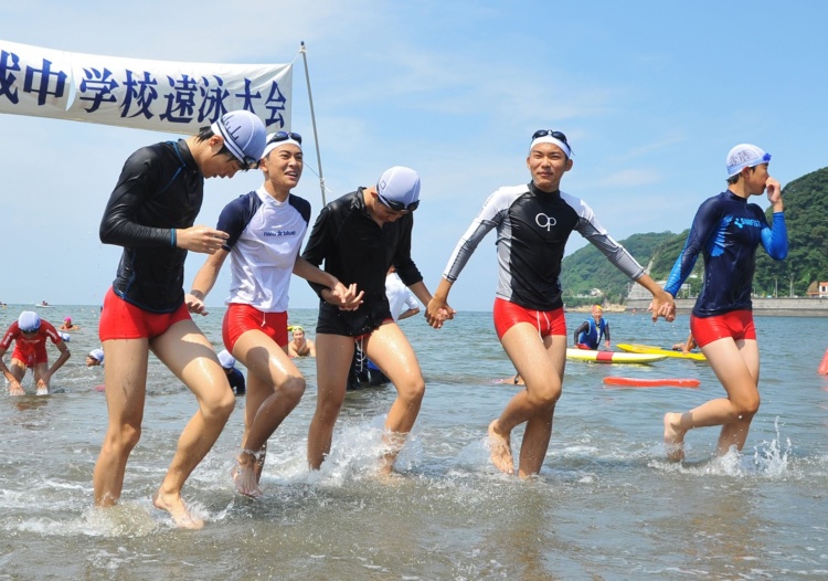 逗子開成中学校の遠泳実習が終わってゴールした生徒たち